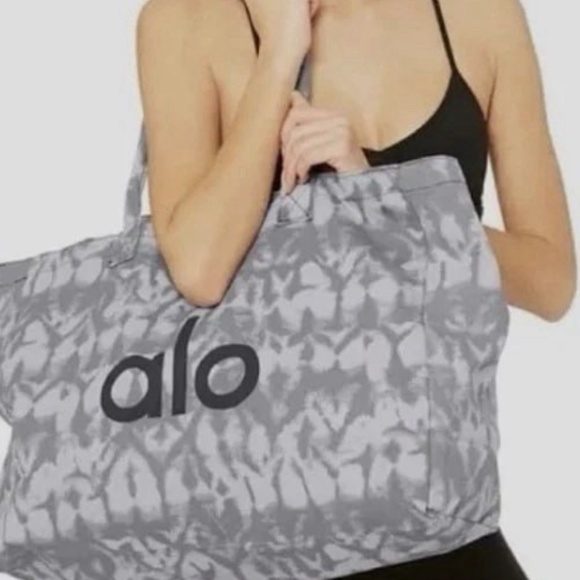 NWT Alo Yoga tie-dye gym tote bag - Picture 2 of 2